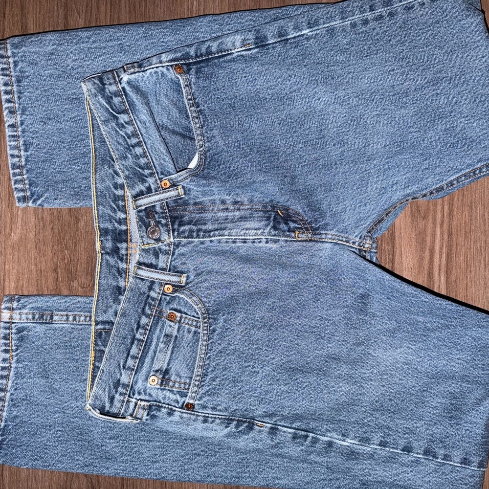 Levi's Women's Classic Blue Straight Jeans - Picture 3 of 5